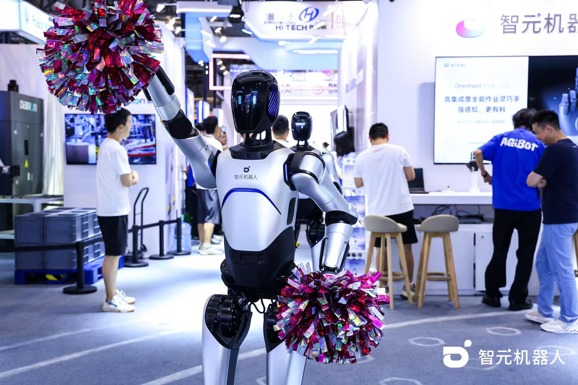 nangong28.com机器人 WAIC 首日展台火爆，机器人家族集体打工忙不停